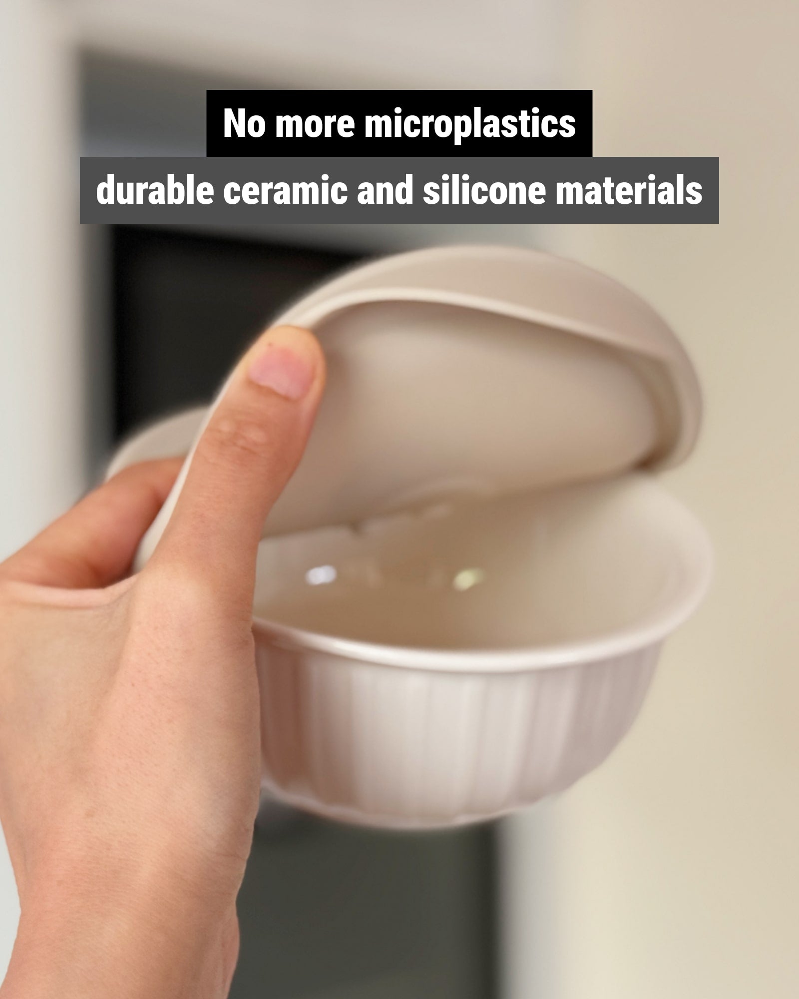 A tight silicone lid with a steam hole on the ceramic Food Container