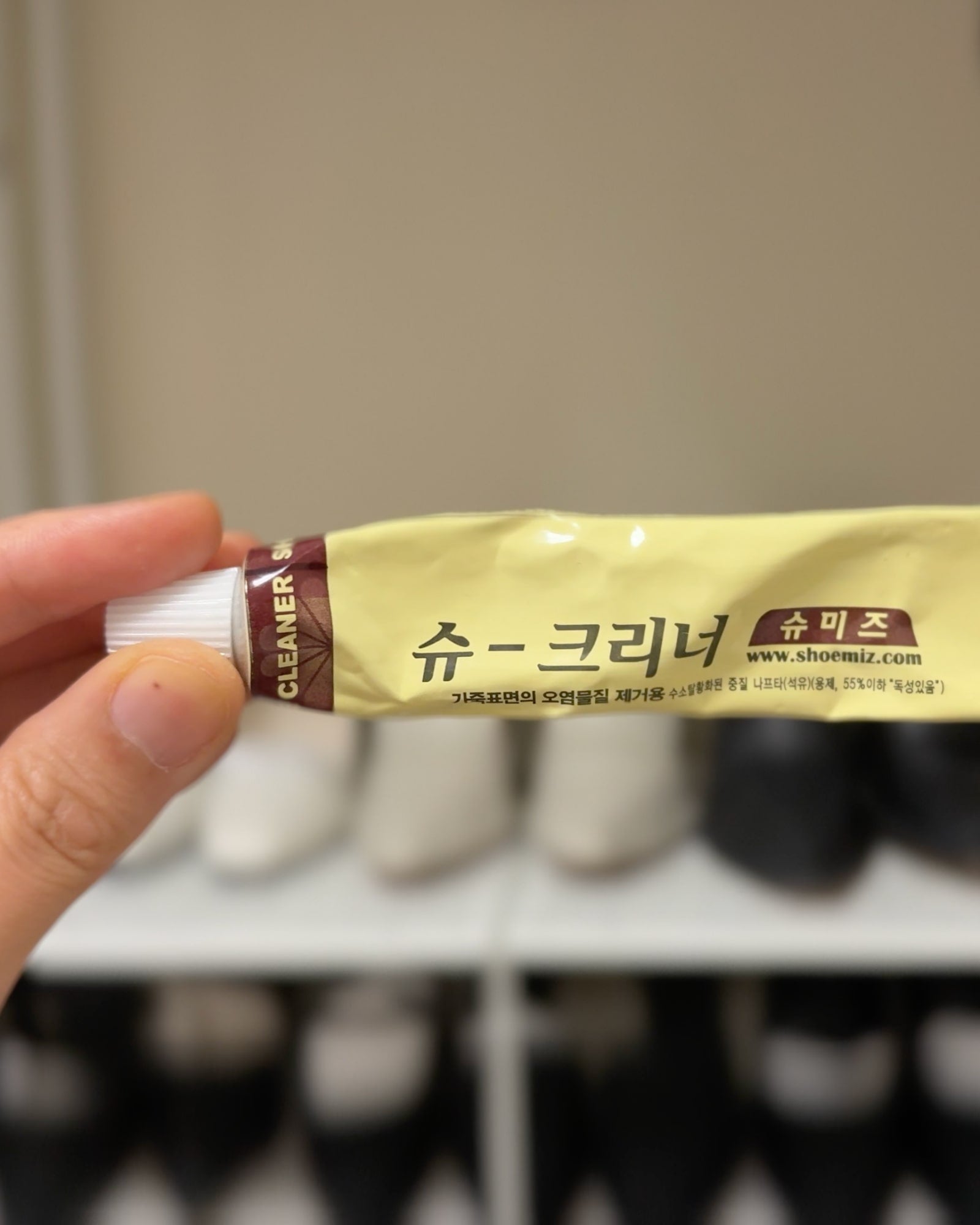 Shoemiz white leather sneakers shoe cleaner