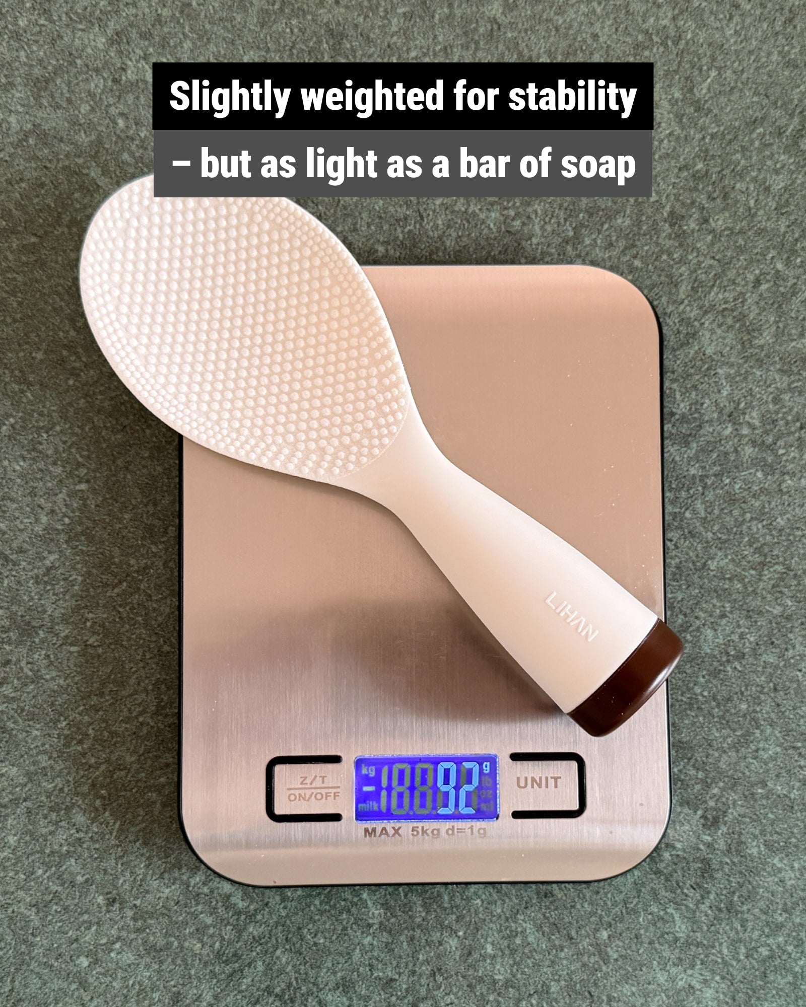 The rice scooper on a scale showing 92g.