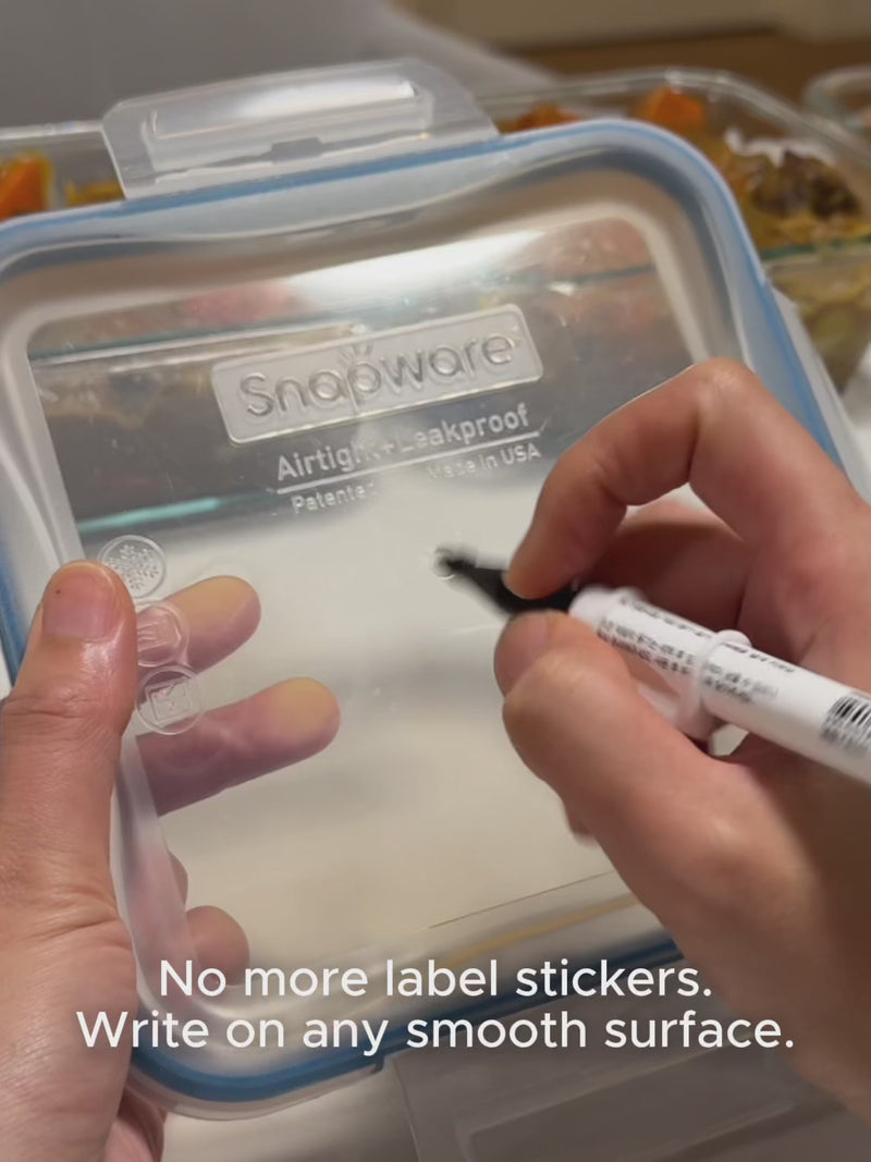 Writing 'Japanese curry' on a plastic food storage container and washing the lid with soapy water to remove the writing. 